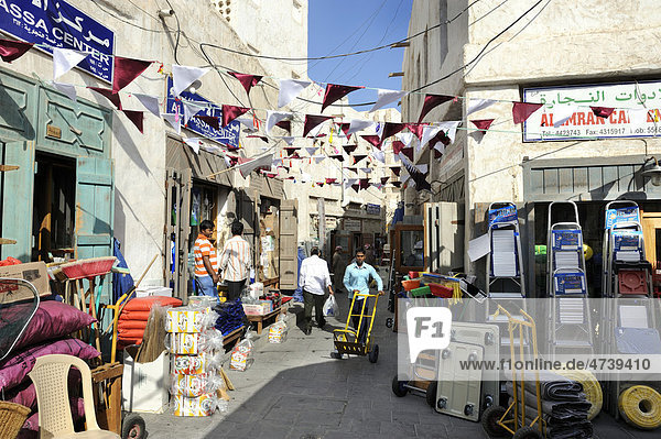 Händler im Souq al Waqif  ältester Souq  Bazar  des Landes  Doha  Emirat Katar  Qatar  arabische Halbinsel  Persischer Golf  Naher Osten  Asien