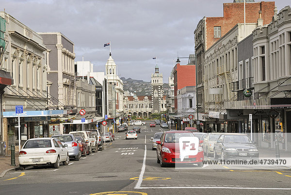 Stuart Street  hinten historische Railway Station  Dunedin  Südinsel  Neuseeland