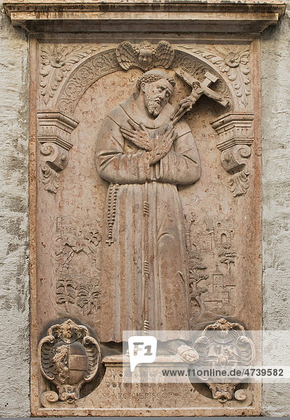 Relief Franziskus von Assisi  mit Inschrift und Wappen von Erzbischof Wolf Dietrich von Raitenau  Franziskanerkloster  Salzburg  UNESCO Weltkulturerbe  Österreich  Europa