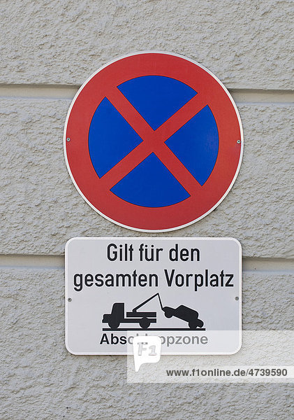 Verbotsschild Absolutes Halteverbot gilt für den gesamten Vorplatz Abschleppzone mit Piktogramm Abschleppwagen