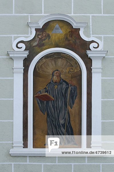 Wandmalerei  Mann mit Buch  Becher  Schlange und Stab  Salzburg  Österreich  Europa