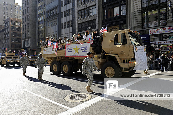 Straßenparade am Veterans Day  11. November  Manhattan  New York City  New York  Vereinigte Staaten von Amerika  USA  Nordamerika
