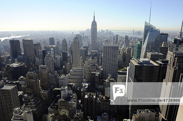 Blick vom Rockefeller Center Richtung Süden auf Empire State Building  Manhattan  New York City  New York  Vereinigte Staaten von Amerika  USA  Nordamerika