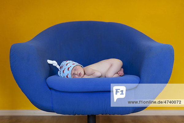 Neugeborenes  zwei Wochen  auf blauem Sessel