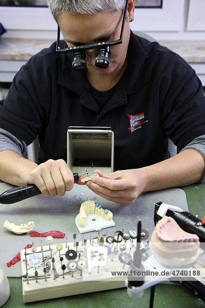 Zahntechnisches Labor  Herstellung von Zahnersatz durch einen Meisterbetrieb  Beschleifen  Separieren einer keramisch verblendeten Zahnbrücke  Lupenbrille
