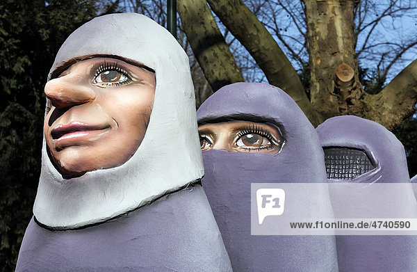 Verschleierte muslimische Frauen  mit Kopftuch und Burka  PappmachÈfiguren  satirischer Mottowagen  Rosenmontagszug 2011  Düsseldorf  Nordrhein-Westfalen  Deutschland  Europa