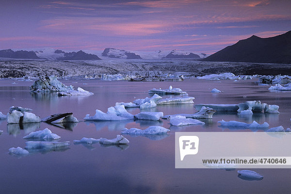 Mittsommernacht an der Gletscherlagune Jökuls·rlÛn  Südisland  Island  Europa