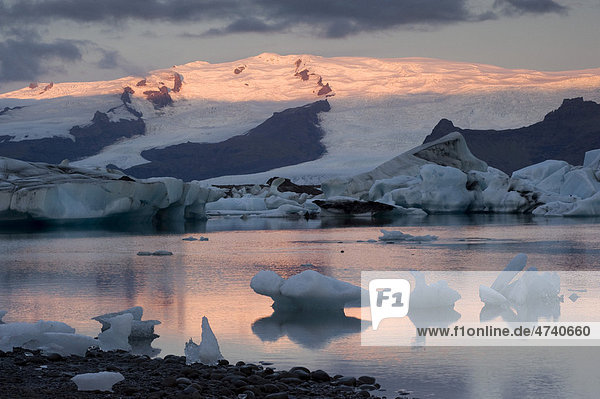 Die Gletscherlagune Jökuls·rlÛn und der Gletscher Vatnajökull  Brei_amerkursandur  Südisland  Island  Europa