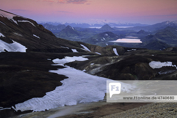 Blick von den Kaldaklofsfjöll über die Jökultungur zum See ¡lftavatn und dem Gletscher Eyjafjallajökull  Laugavegur Wanderweg  Naturschutzgebiet Fjallabak  Hochland  Island  Europa