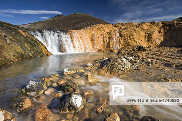 Zweifarbiger Wasserfall bei H·uhverir  Naturschutzgebiet Fjallabak  Hochland  Island  Europa