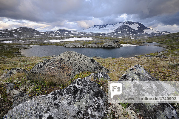 Blick auf den Fannaraki und Fannarakbreen  Gebirgslandschaft im Jotunheimen Nationalpark  Norwegen  Skandinavien  Europa