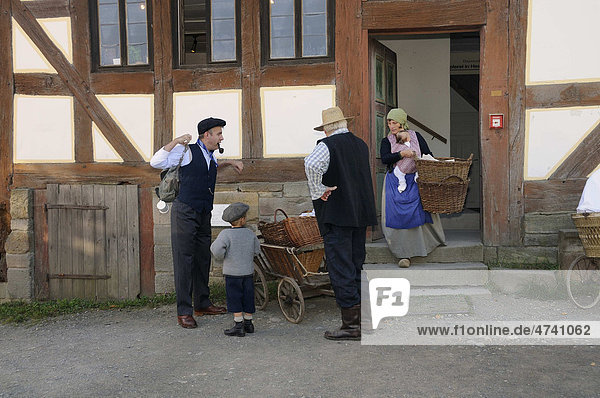Familie in der Kleidung der 30er Jahre auf dem Weg zur Pflaumenernte Europapark bei Neu-Anspach Hochtaunuskreis Hessen Deutschland Europa