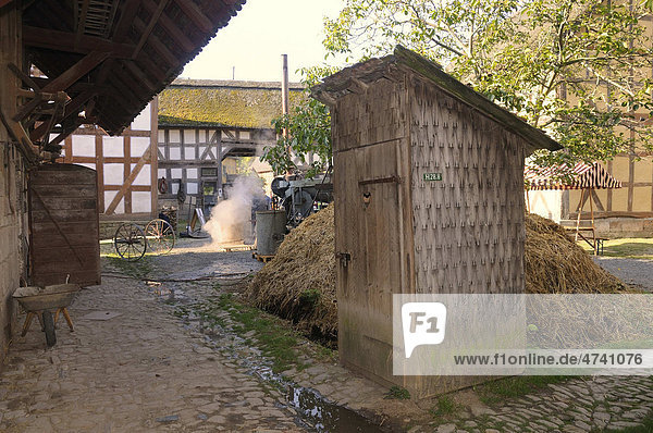 Klohäuschen  Toilette neben dem Misthaufen auf einem Bauernhof  Europapark bei Neu-Anspach  Hochtaunuskreis  Hessen  Deutschland  Europa