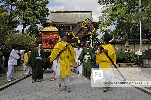 Prozession zum Schreinfest Matsuri hinten das Torhaus vom Kintano Tenmango Schrein Kyoto Japan Asien