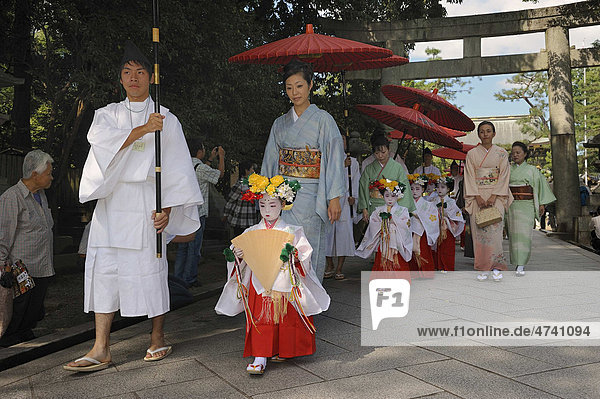 Procession to the shrine festival Matsuri with girls and mothers in kimonos  behind the torii  shrine gate  Kintano Tenmango Shrine  Kyoto  Japan  Asia