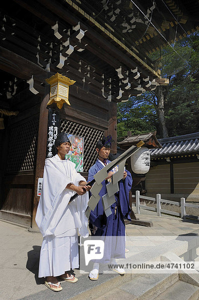 Procession to the shrine festival Matsuri  in the back the gatehouse of the Kintano Tenmango Shrine  Kyoto  Japan  Asia