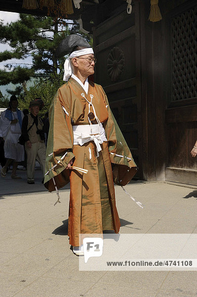 Traditionell gekleideter Japaner beim Tempelfest  Matsuri  im Kitano Tenmangu Schrein  Kyoto  Japan  Asien