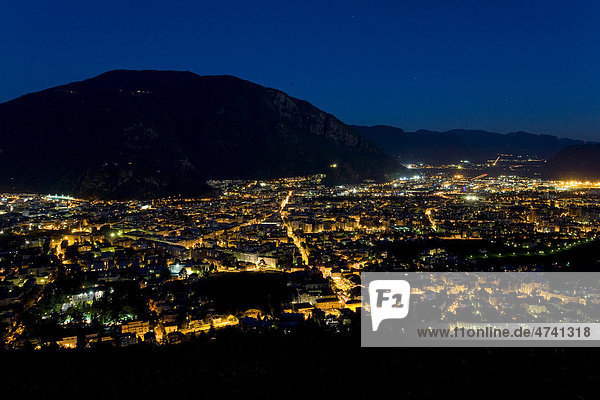 Stadt Bozen bei Nacht  Südtirol  Italien  Europa