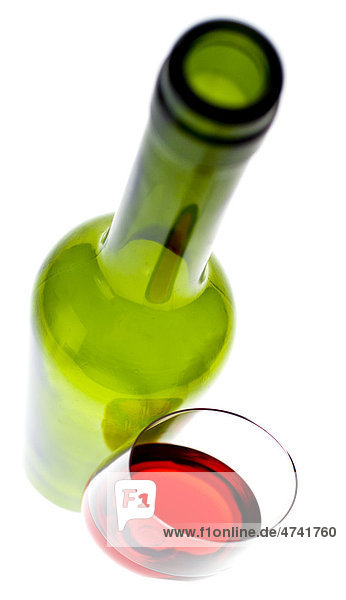 Weinglas und Weinflasche  Rotwein