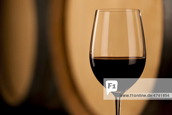 Weinglas vor Weinfass