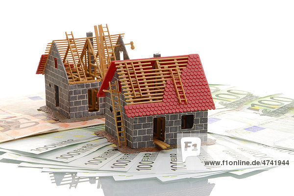Baustellenmodelle auf Geldscheinen  Symbolbild Baufinanzierung
