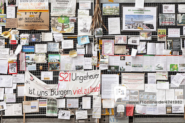 Protestplakate gegen Stuttgart 21 am Bauzaun  der jetzt im Haus der Geschichte Baden-Württemberg in Stuttgart steht  Schlossgarten  Stuttgart  Baden-Württemberg  Deutschland  Europa