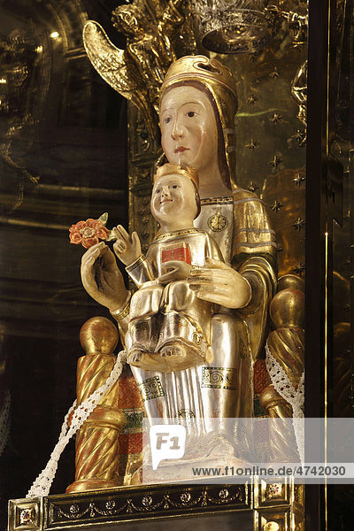 Maria mit Kind im Hauptaltar  Wallfahrtskirche Sant Salvador  Arta  Mallorca  Balearen  Spanien  Europa
