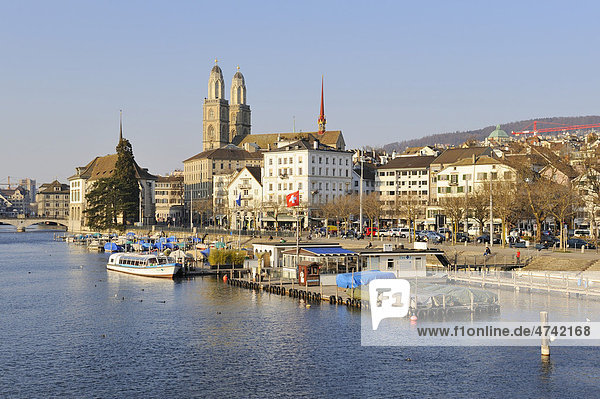 Blick von der Quaibrücke über den Fluss Limmat zum Limmatquai mit dem Grossmünster  Zürich  Kanton Zürich  Schweiz  Europa
