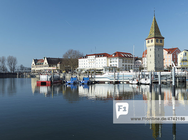 Hafen von Lindau mit Mangenturm  Schwaben  Bayern  Deutschland  Europa
