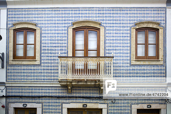 Landestypisch bemalte Azulejo Keramikfliesen an Haus  Lagos  Algarve  Portugal  Europa Hausfassade