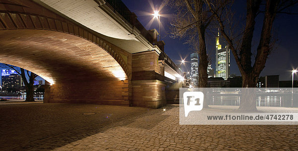 Untermainbrücke  Nachtaufnahme  Frankfurt am Main  Hessen  Deutschland  Europa