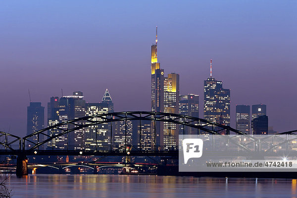 Lichtverschmutzung durch Staub  Blick auf die Skyline mit Commerzbank  Hessische Landesbank Helaba und City Group  Frankfurt am Main  Hessen  Deutschland  Europa