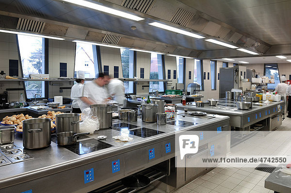 Küche einer Hotelfachschule LycÈe Economique et HÙtelier Joseph Storck  Auszubildende in Bewegungsunschärfe  Rue du Chemin Noir  Guebwiller  Elsass  Frankreich  Europa