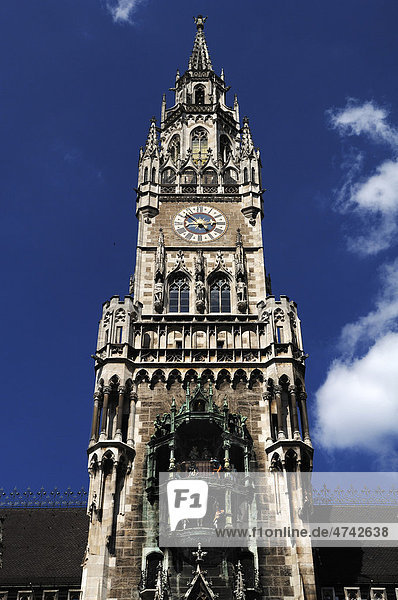 Turm mit Glockenspiel  Neues Rathaus  gebaut von 1867 bis 1909  Marienplatz 8  München  Bayern  Deutschland  Europa