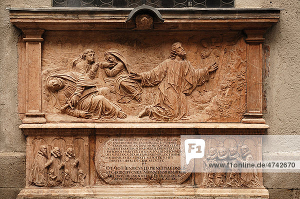 Grabtafel mit Reliefdarstellungen aus dem 17. Jhd. an der Sankt Peter Kirche  Rindermarkt 1  München  Bayern  Deutschland  Europa