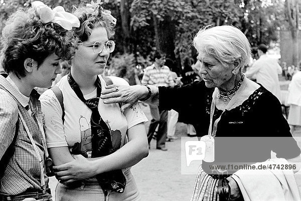 Unterhaltung zwischen Schülern und älterer Frau  Feiern zum Schulabschluss  Leipzig  DDR  ca. 1983