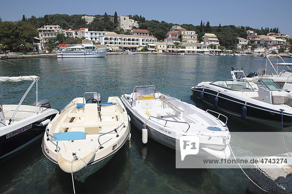 Boote festgemacht im Hafen von Kassiopi  Korfu  Griechenland  Europa