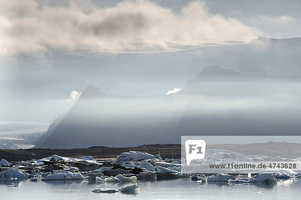 Eisberge treiben in der Gletscherlagune Jökuls·rlÛn  Südisland  Island  Europa