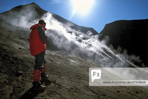 Wanderer im Geothermalgebiet im Askja-Massiv  VÌti-Krater  isländisches Hochland  Island  Europa