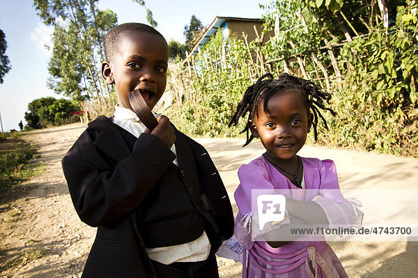 Junge und Mädchen im Sonntagsstaat  Stadtzentrum von Jinka  Unteres Omo-Tal  Süd-Äthiopien  Afrika