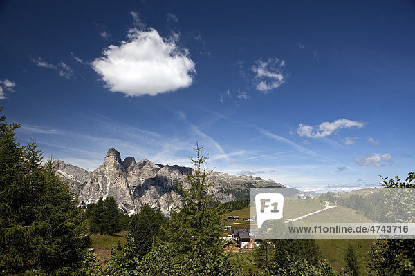 Höhenwanderweg auf Piz la Villa  Dolomiten  Südtirol  Italien  Europa