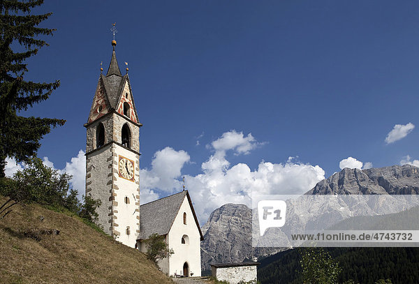 Kirche St. Barbara bei Wengen vor Kreuzkofel  Dolomiten  Südtirol  Italien  Europa