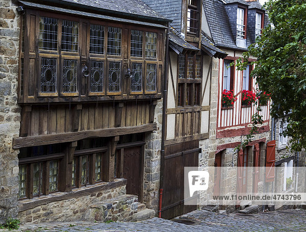 Häuserzeile mit Fachwerkbauten in Dinan  Bretagne  Frankreich  Europa