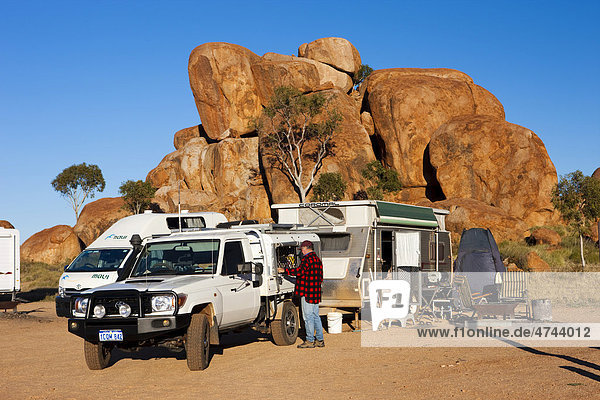 Outdoor Wohnwagen am Campingplatz  Devils Marbles  Northern Territory  Australien
