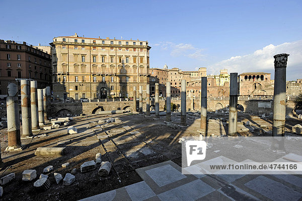 Säulen der Basilica Ulpia  Haus der Rhodosritter bzw. Malteserritter  Trajansforum  Via dei Fori Imperiali  Rom  Latium  Italien  Europa