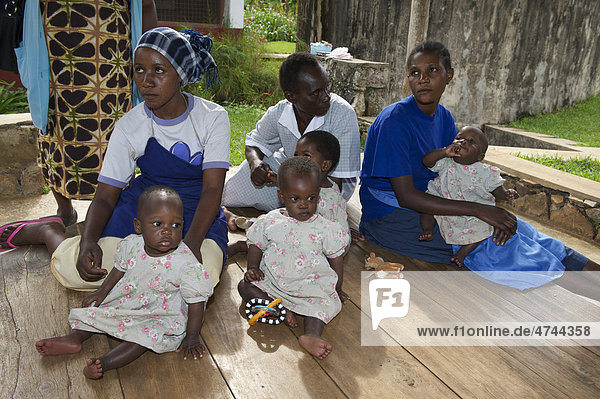 Kleinkinder und Kinderkrankenschwestern in einem Waisenhaus in der Nähe von Bukoba  Tansania  Afrika