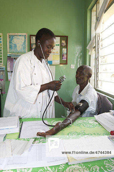 Ärztin und Patient in einer Krankenstation in der Nähe von Bukoba  Tansania  Afrika