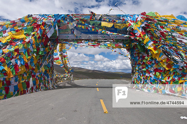 Gebetsflaggen entlang des Friendship Highway  Tibet  Asien