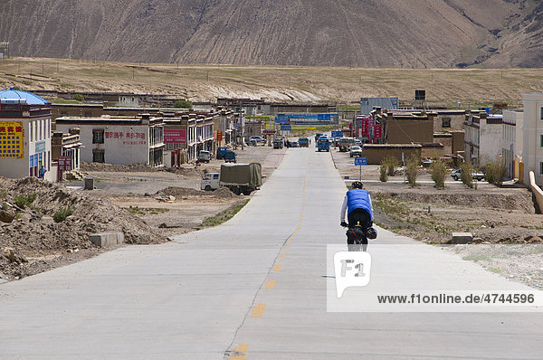 Der Ort Tingri am Friendship Highway  Tibet  Asien