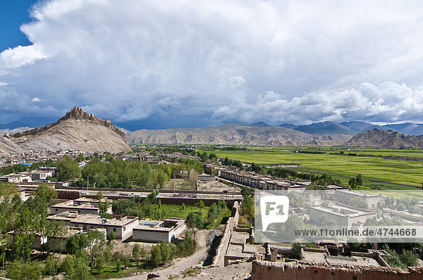 The old Tibetan quarter with the Gyantse Dzong or Gyantse Fortress at back  Gyantse  Tibet  Asia